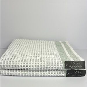 Hotel Balfour Bath Towels Waffle Weave White and Sage Light Weight Set of 2 NEW